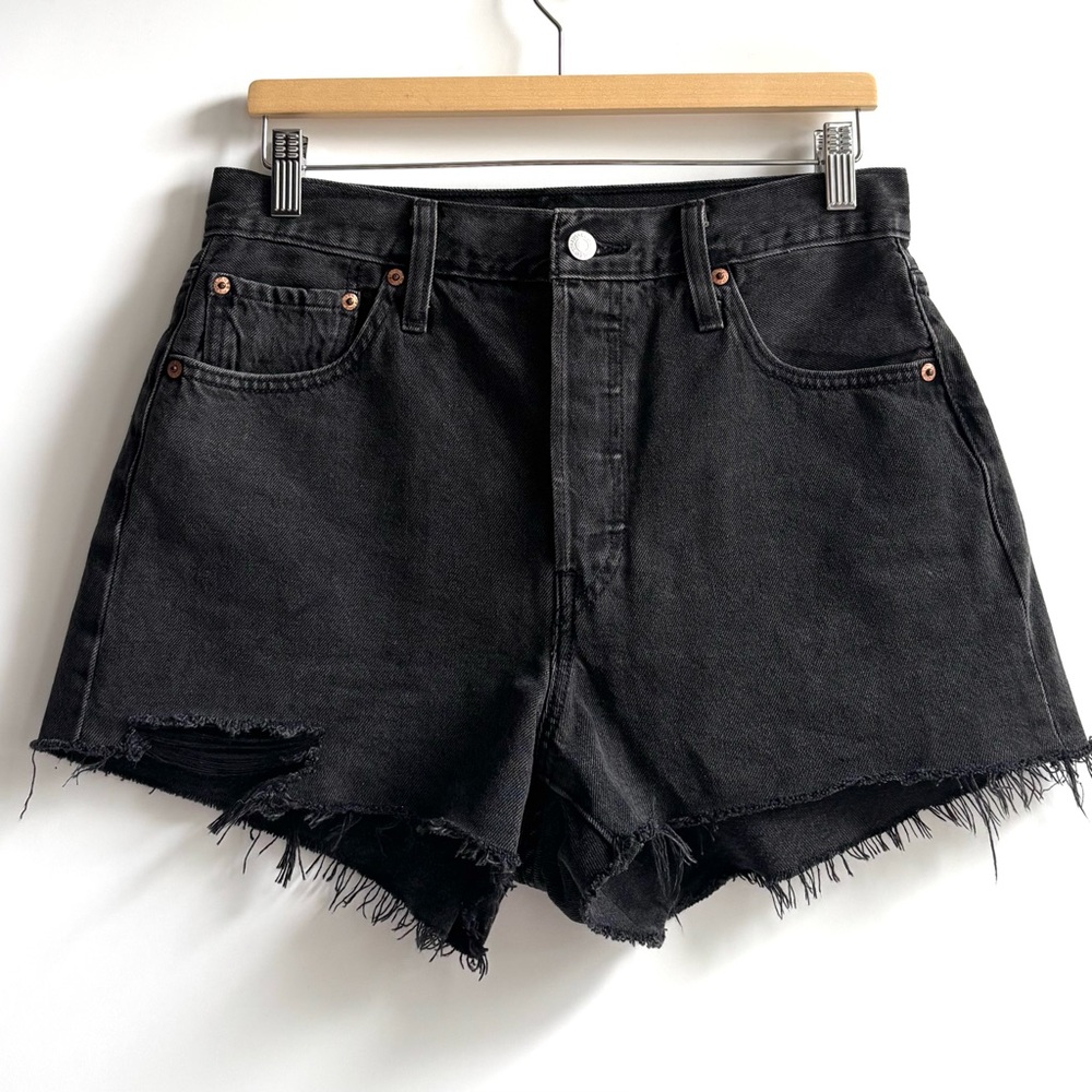 Levi's 501 High Rise Raw Hem Black Denim
Jean Shorts Size 29